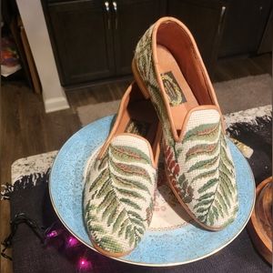 The LARKSPUR COLLECTION embroidered loafer shoes size 8.5